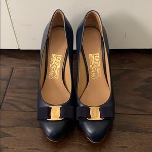 Navy Ferragamo Osimo Pumps